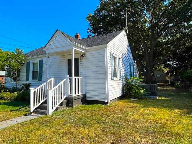 Foto del edificio - NORFOLK HOME W/ GARAGE IN NORFOLK FOR RENT!
