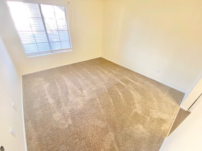 Building Photo - AMAZING CONDO UNIT! 2 BEDROOM / 2 FULL BAT...
