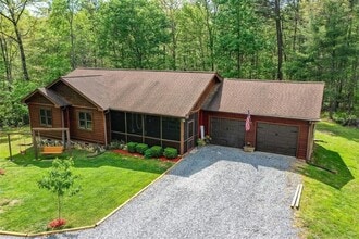 Building Photo - 303 Pine Ln