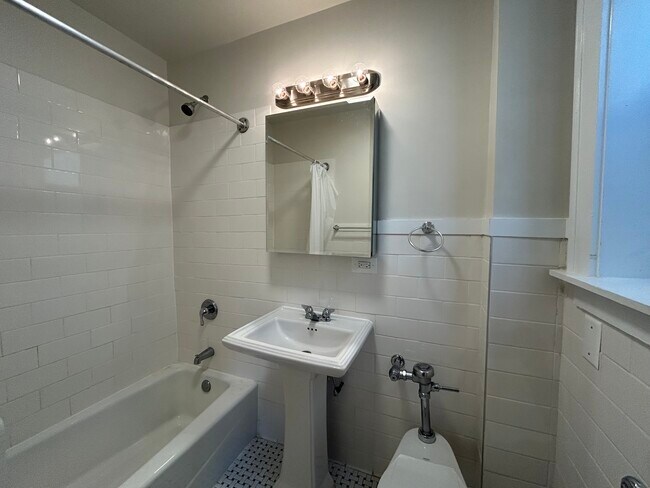 Foto del edificio - 4526 N Sheridan Rd