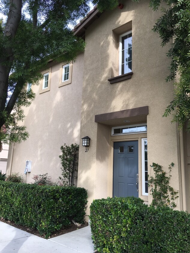 27 Bradford Unit 27 Bradford, Irvine, CA 92602 Condo for Rent in