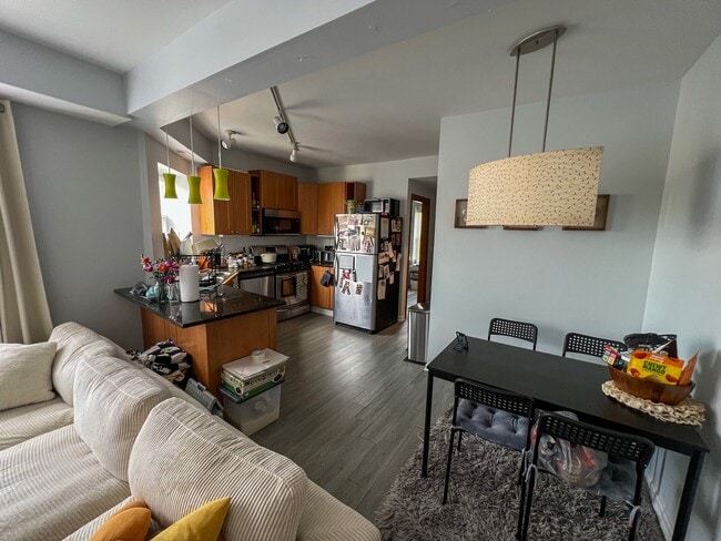 Photo - 6421 N Greenview Ave Apartment