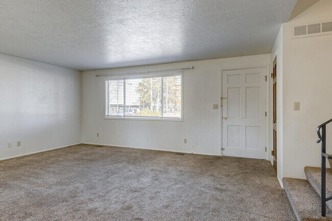 Building Photo - Charming 2 Bedroom Duplex with Bonus room ...