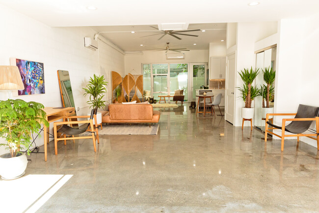 Foto del edificio - 3450 Cahuenga Blvd W
