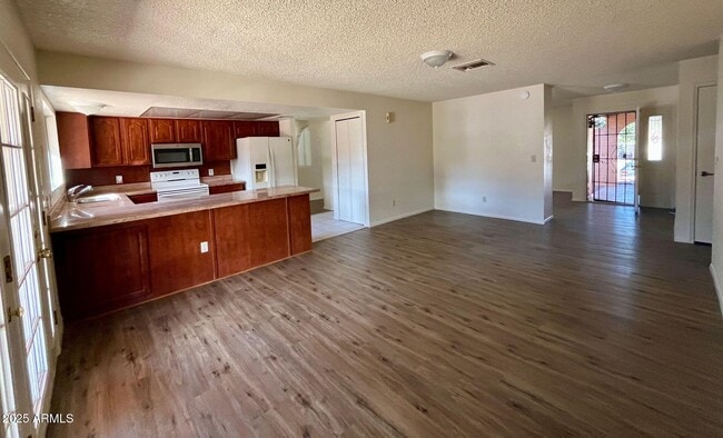 Building Photo - 1300 E Buckhorn Dr