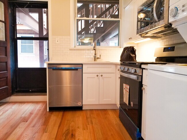 Foto del edificio - 2028 W 35th St
