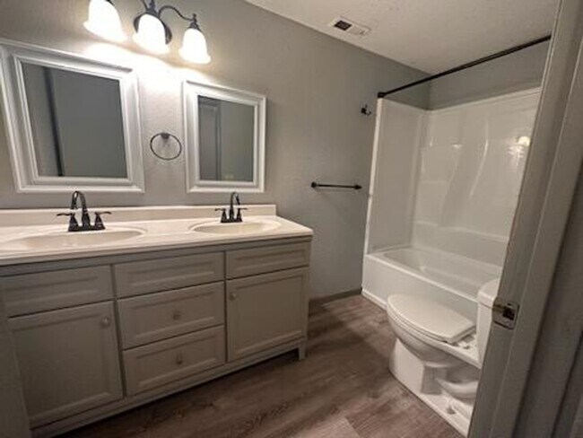 Building Photo - 5 Bedroom, 2 Bath in the Silver Beach Area!