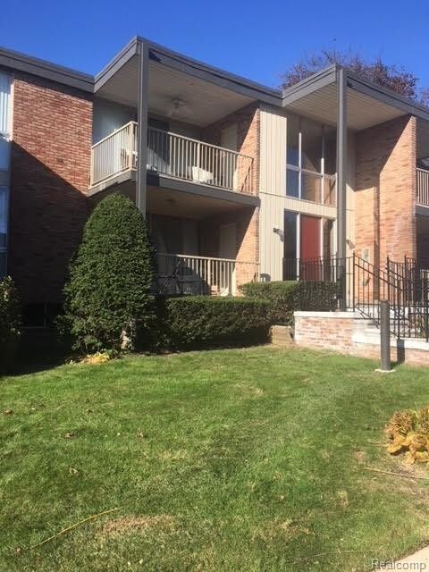 Primary Photo - 4043 W Maple Rd
