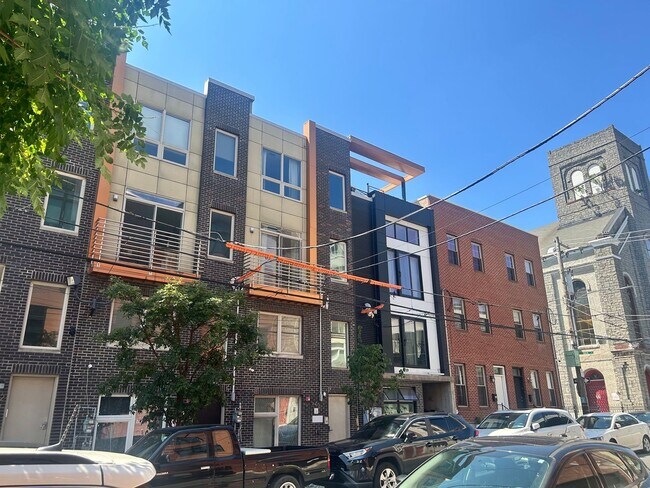 Foto del edificio - OPEN HOUSE 07-24-26 3PM Beautiful Bi-level Condo with Amazing Roof Top Deck