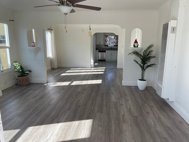 Sala de estar - 7501 La Salle Ave