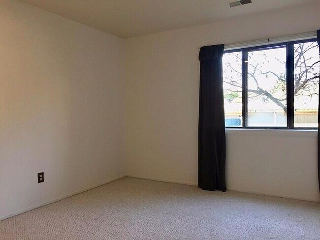 Foto del edificio - "Glamorous 2-Bedroom Condo with Fireplace ...