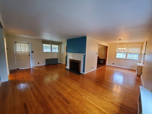 Building Photo - Update, single family ranch home in a grea...