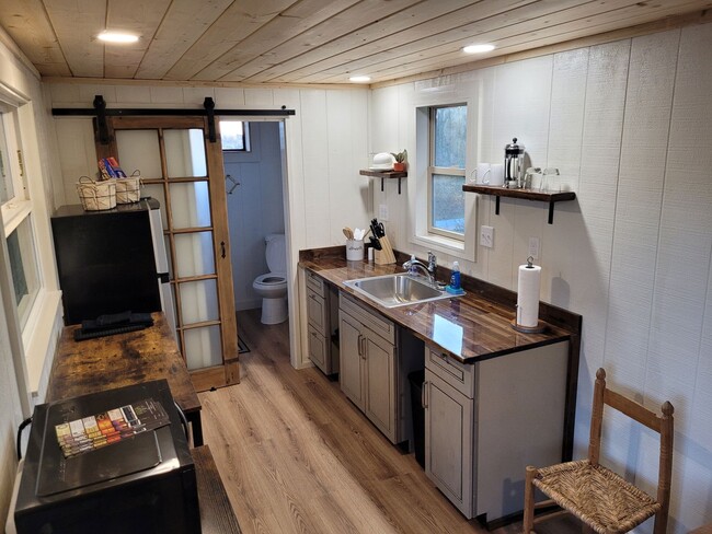 Foto del edificio - Custom Tiny Home- on a ranch in the heart ...