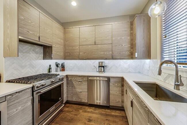 Foto del edificio - 2339 N Drake Ave