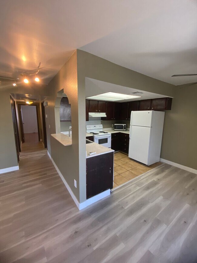 Foto del edificio - AMERICANA Property Mgmt - Downstairs 2 Beds condo in Spring Valley