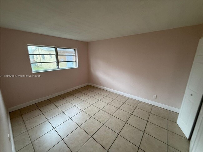 Building Photo - 4732 SW 33rd Ave