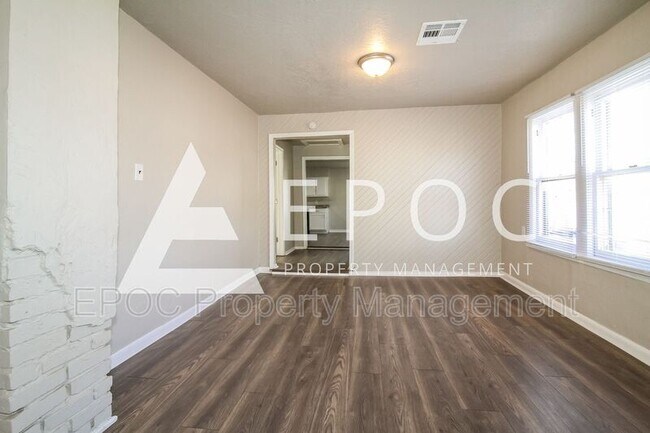 Foto del edificio - 3229 S Douglas Ave