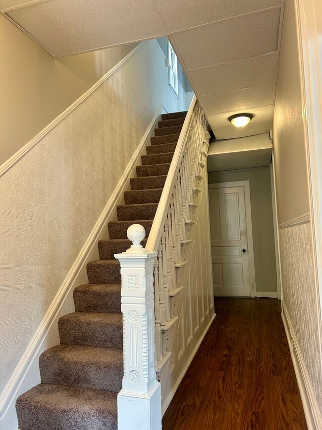Building Photo - Large 3bd/ 1.5 bath Home w/Attic Room l Sp...