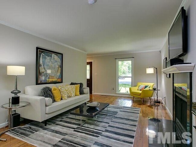 Photo - Gorgeous 3 Bedroom Home, Hardwood Floors, ...