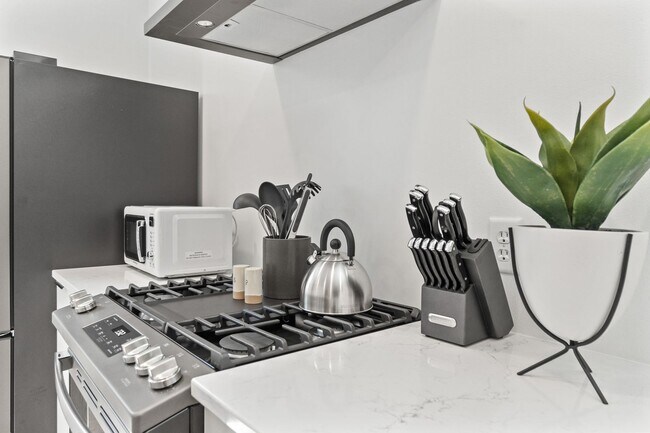 Foto del edificio - Renovated Historic Townhome — 2BR, 1,000 Sq Ft, West Central