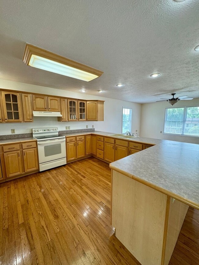 Building Photo - House for Rent in Broadway