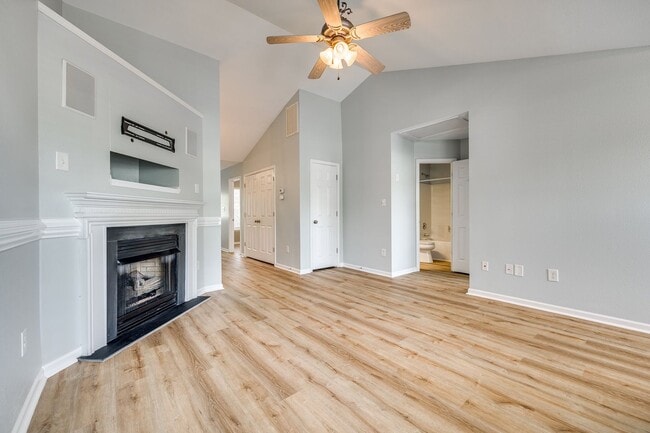 Building Photo - Wonderful 2-bedroom 2-bath one-level townh...
