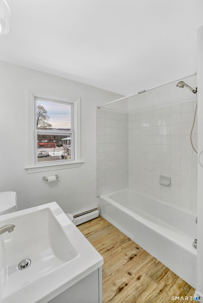 Foto del edificio - 56 N Main St