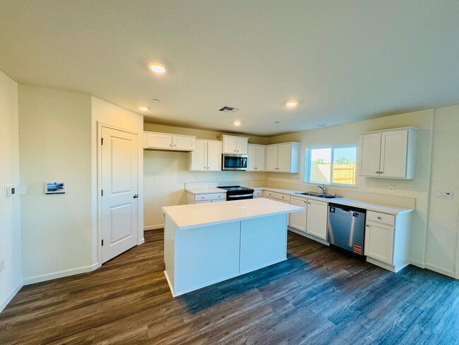 Foto del edificio - REDUCED!  BRAND NEW - 5 Bedroom + Loft, 3 Bath Beautiful Home WITH SOLAR!