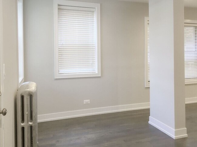Foto del edificio - 4951 N Oakley Ave
