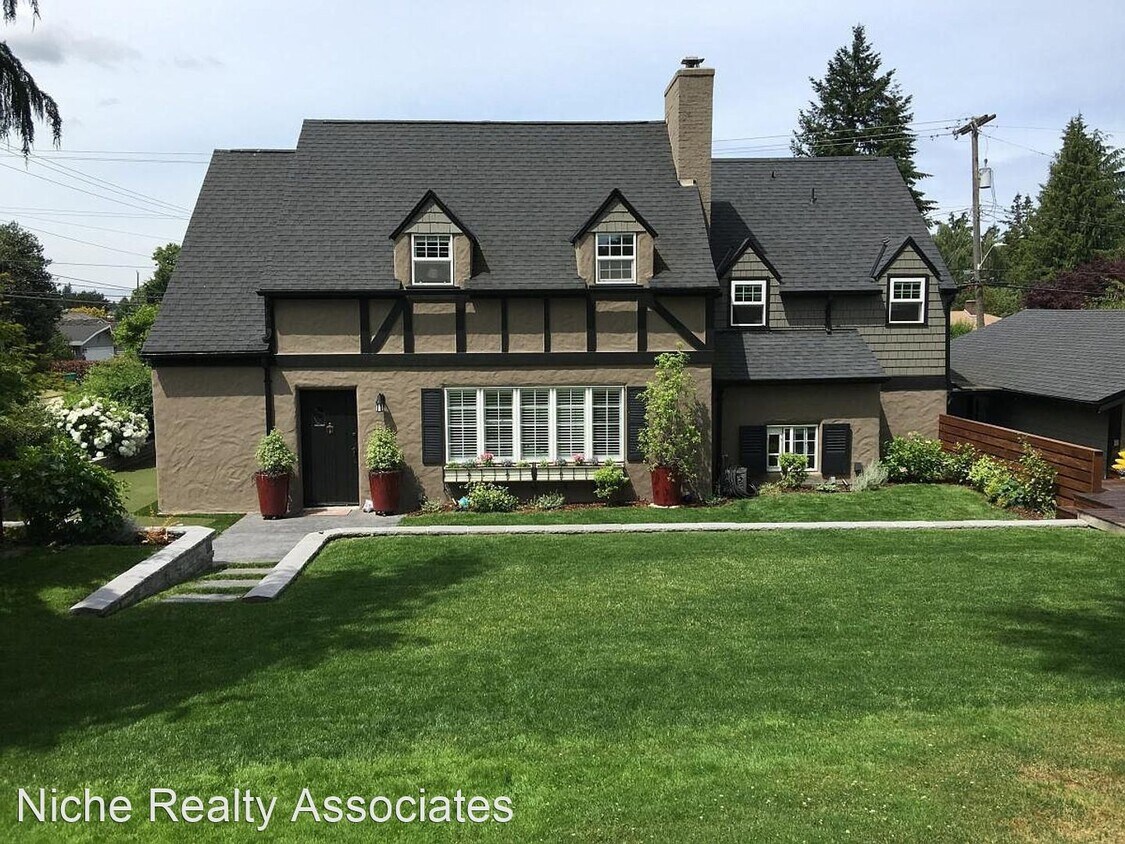 Primary Photo - 3 br, 2.5 bath House - 4500 NE 75th St