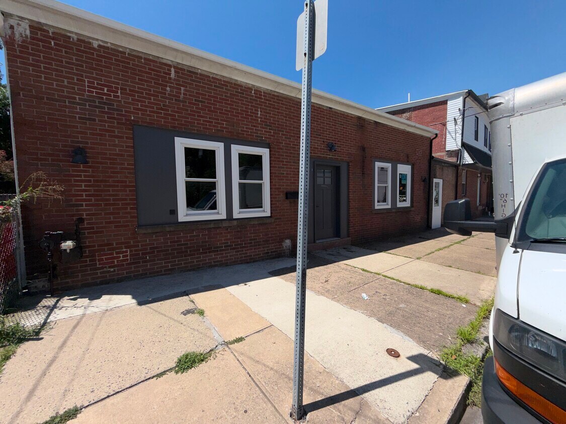 Building Photo - 310 Oak St