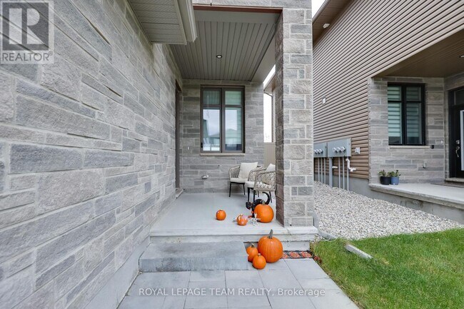 Building Photo - 724 Ploughman Pl