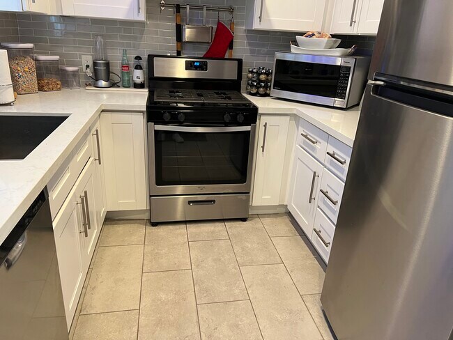 Foto del edificio - 5713 Woodman Ave