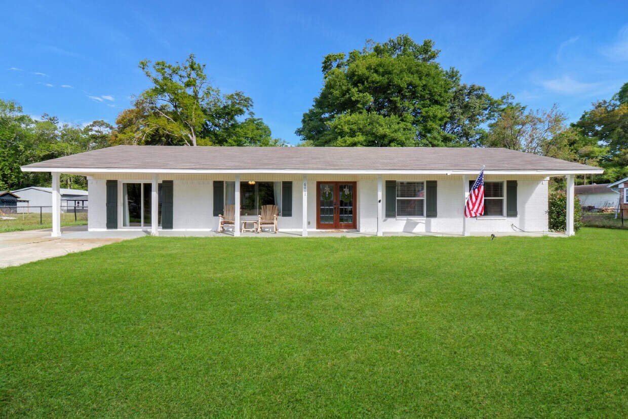 Foto principal - Charming 3-Bedroom Home with Granite Count...