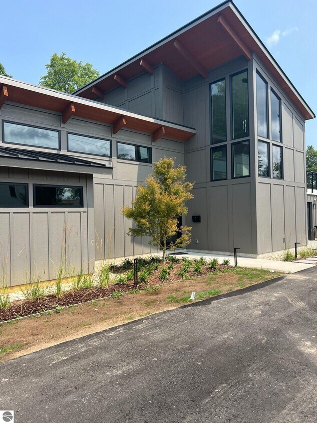 Foto principal - 1218 E Front St