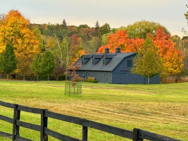 Foto del edificio - 55 Still Meadow Rd