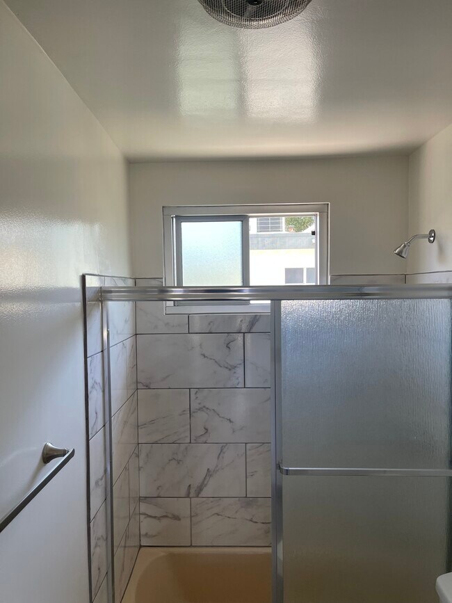 Ducha/Bañera - 777 E Villa St