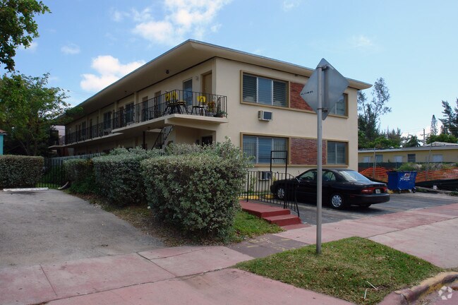 Building Photo - 1935 Normandy Dr