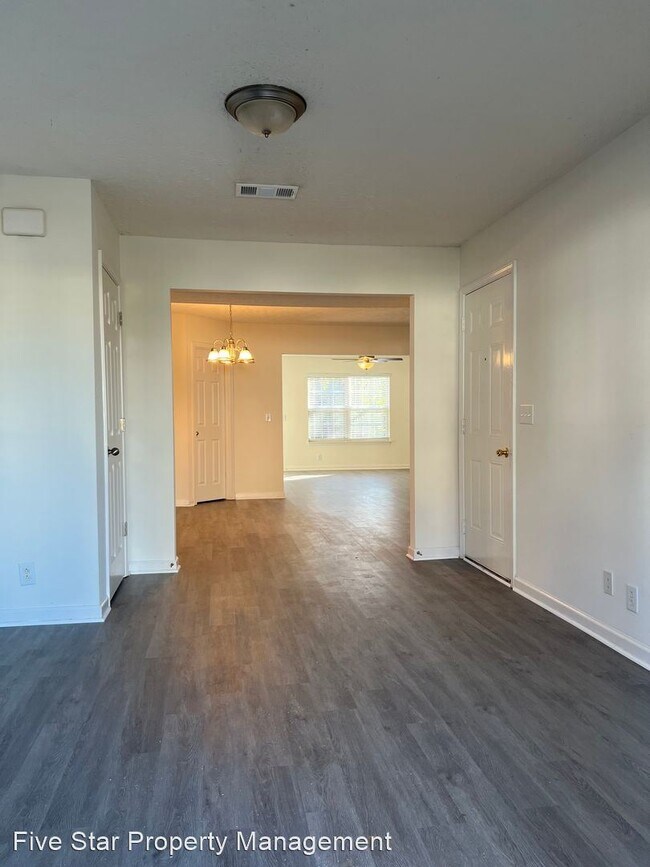 Foto del edificio - 3 br, 2.5 bath House - 4910 Laura Jeanne Blvd