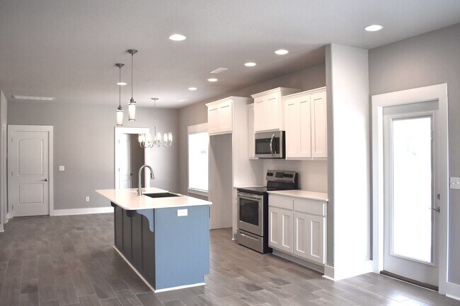 Building Photo - Luxurious 4 Bedroom, 3.5 Bathroom Home !!! Minutes from the U of A!!!!!