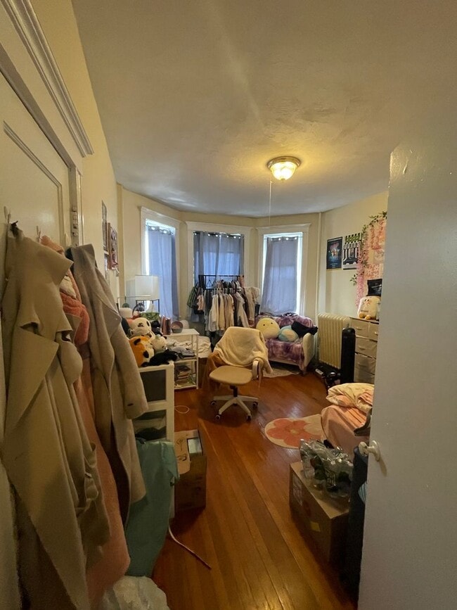 Photo - Corner Unit Super Sunny Split 2 Bed HT HW Inc No Fee Students ok   text for video House