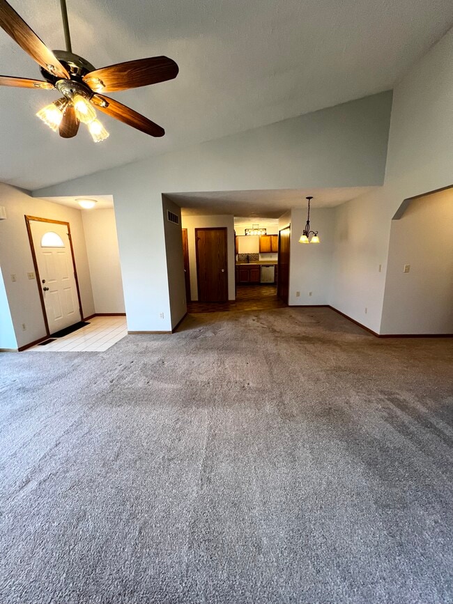 Building Photo - 1129 Golf Ct