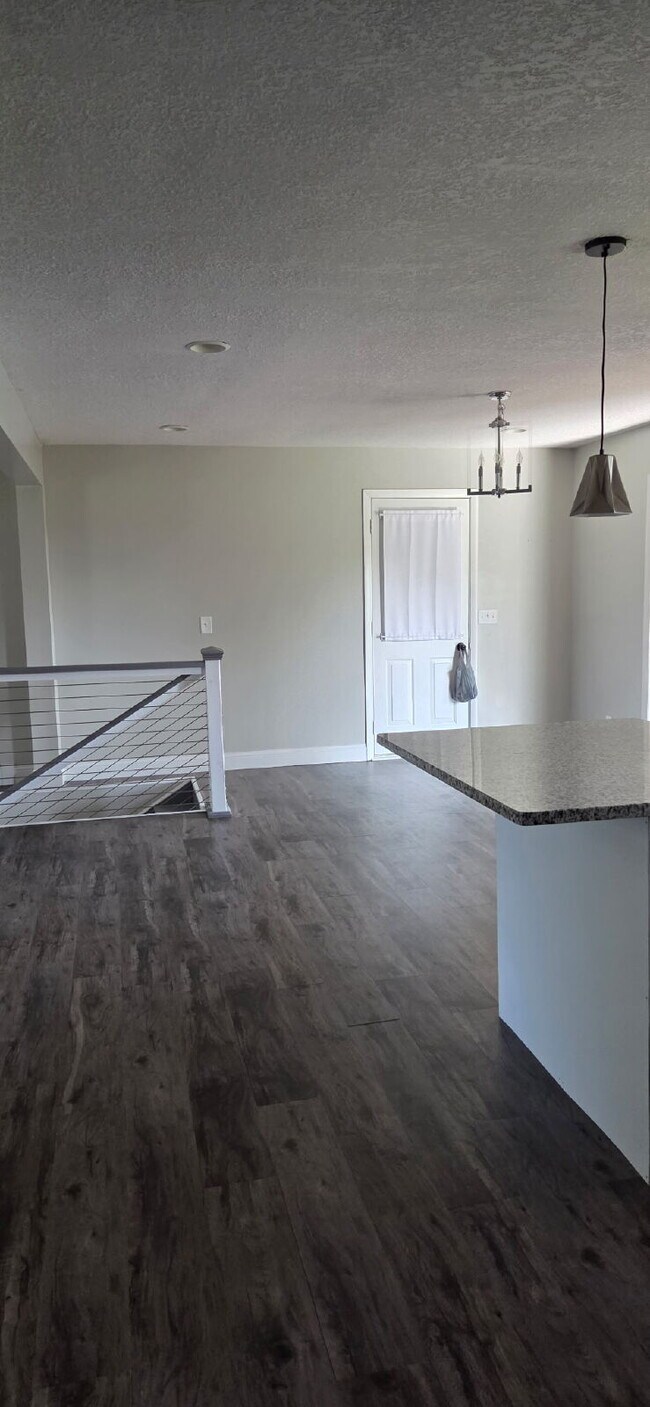 Foto del edificio - Charming 4-Bedroom Haven with Hardwood Elegance on Main St, New Prague!