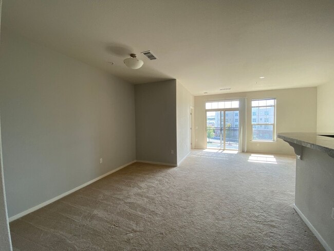 Building Photo - Cozy 2B/2B Condo with Mountain View