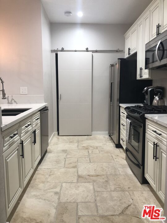 Foto principal - 156 S Oak Knoll Ave