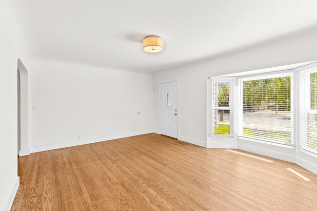 Building Photo - Charming & Spacious Single Family Home