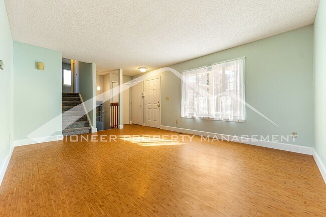 Building Photo - Spacious Home with Fenced Yard and Washer/...