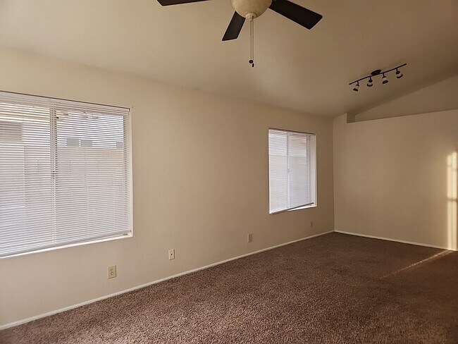 Foto del edificio - ?4 Bed / 2 Bath Single Level Gilbert Home with vaulted Ceilings *New Paint*?