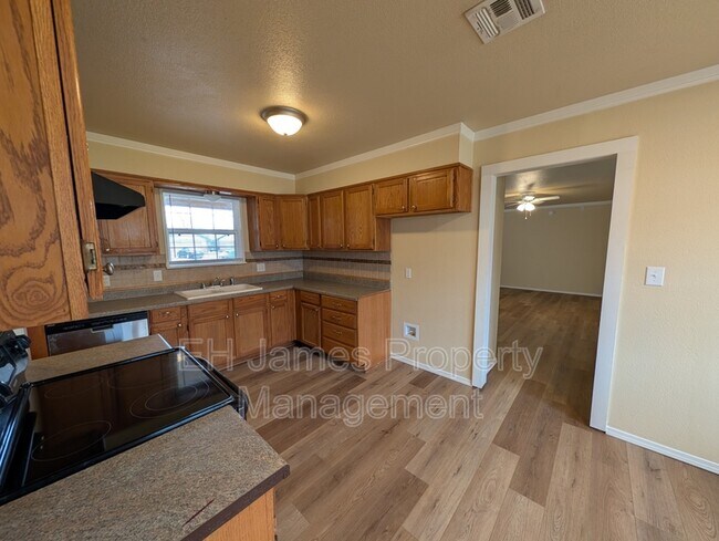 Foto del edificio - 9013 E 32nd St