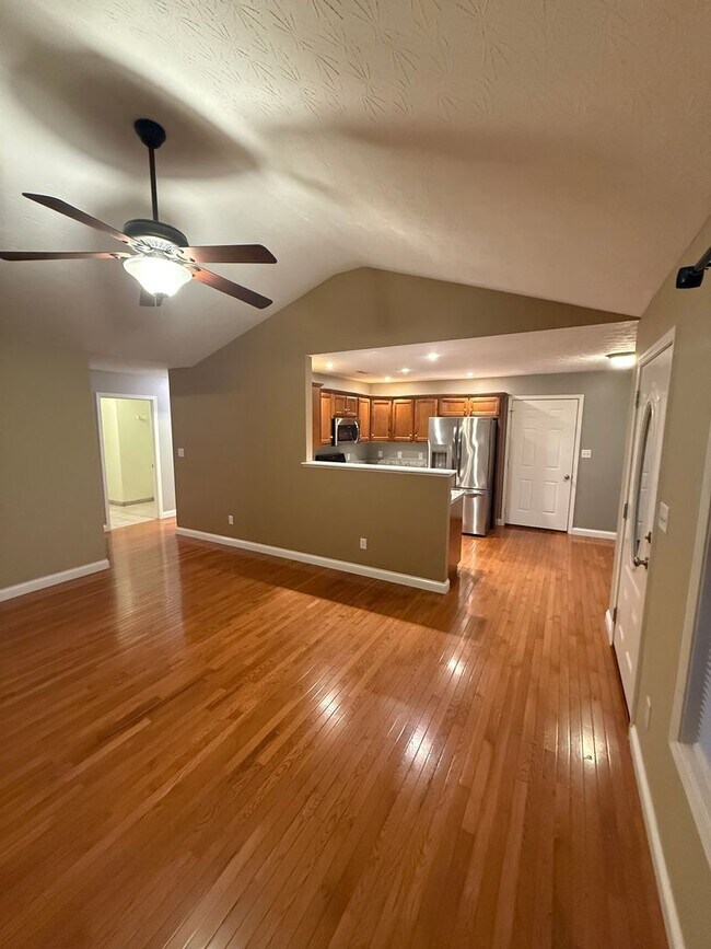 Foto del edificio - 3 Bed/2 Bath House with 2 Car Garage